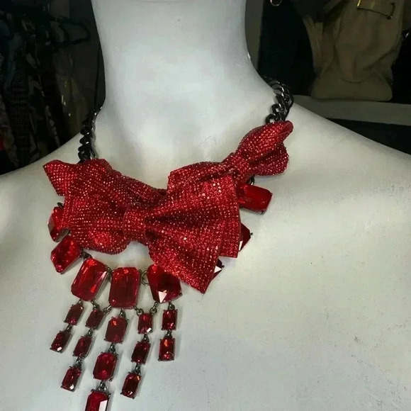 Betsy Johnson Christmas Holiday sparkly red pave crystals bows necklace. - Picture 4 of 10
